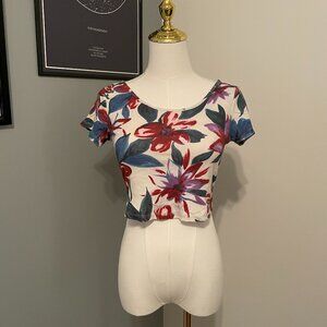 ✨3/$20✨ Brandy Melville Floral Crop Top